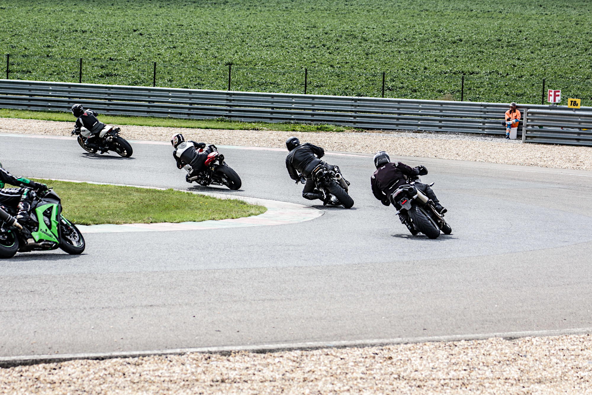 Kurventraining auf der Rennstrecke in Mettet, Belgien